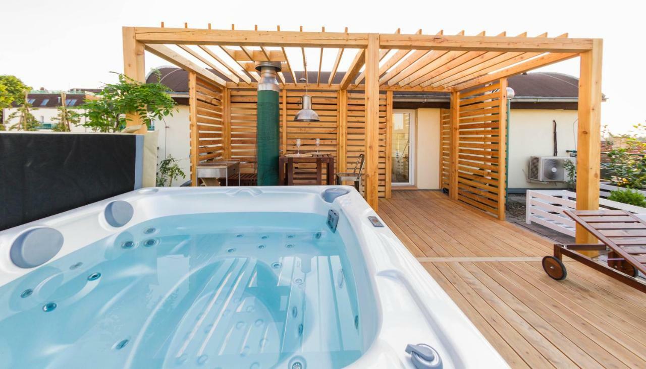 Romantic Studio With Jacuzzi プラハ エクステリア 写真